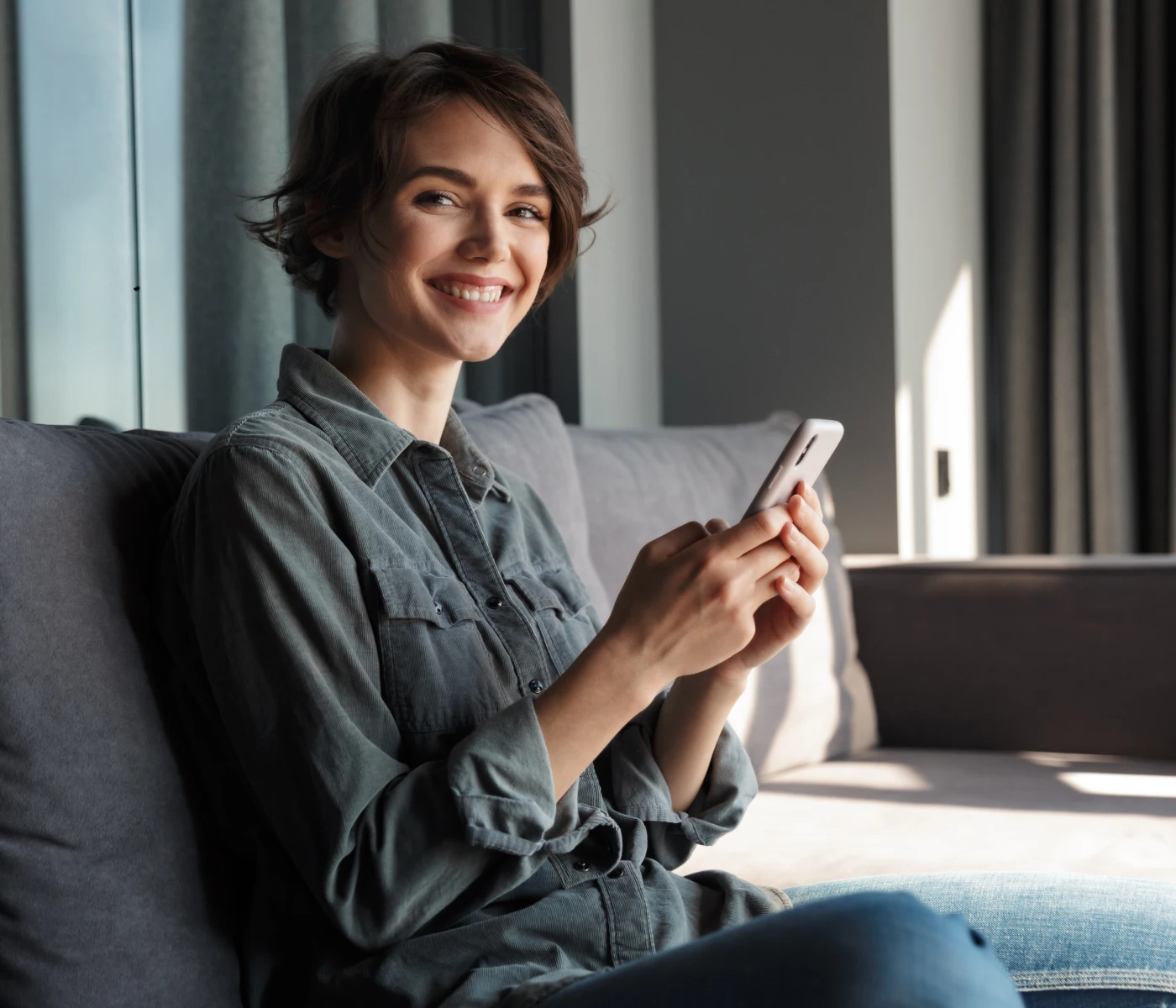 Persona activando token para crear su primera cuenta en ONE